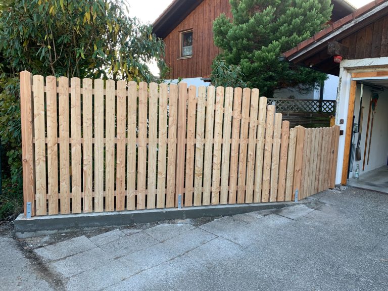 Lärchenbretter oben rund mit integriertem Gartentor