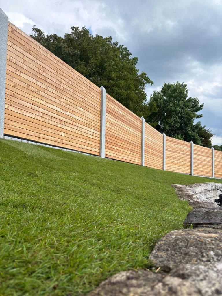 Rhombus Elemente mit Granitsäulen