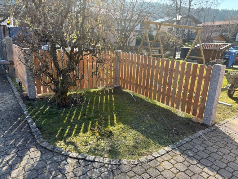 Lärchenbretter mit Granitsäulen