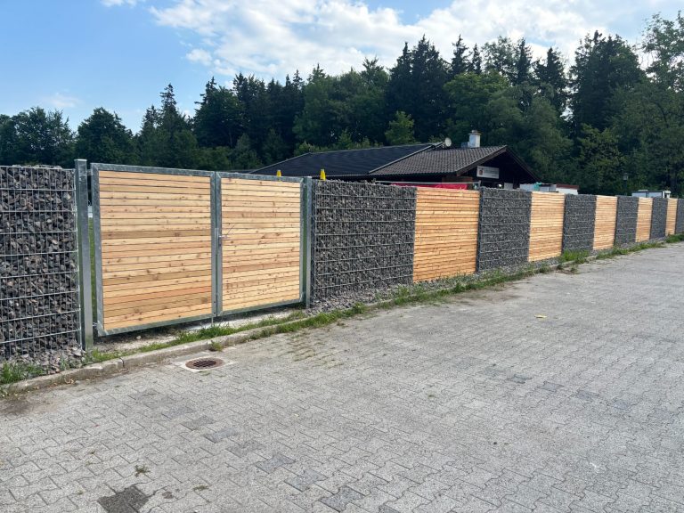 Gabionen mit Rhombus Elementen und Durchfahrtstor